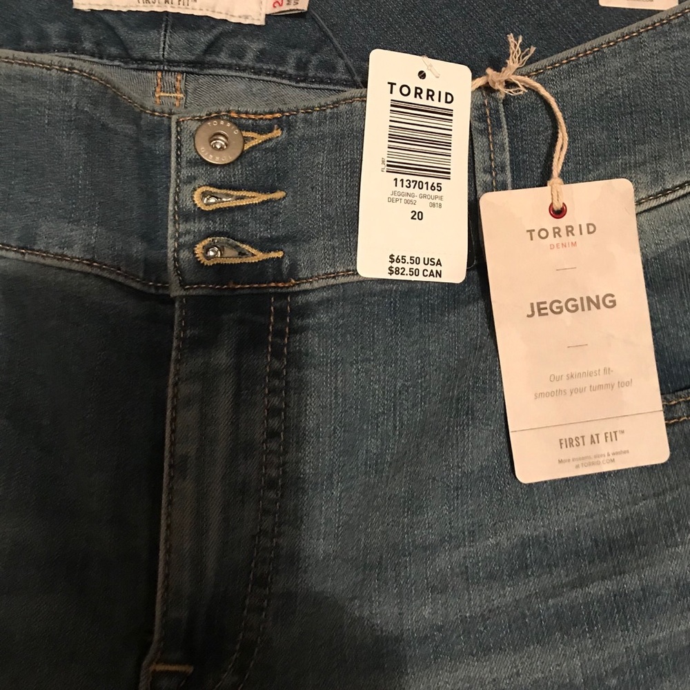 Women’s skinny jeggings.